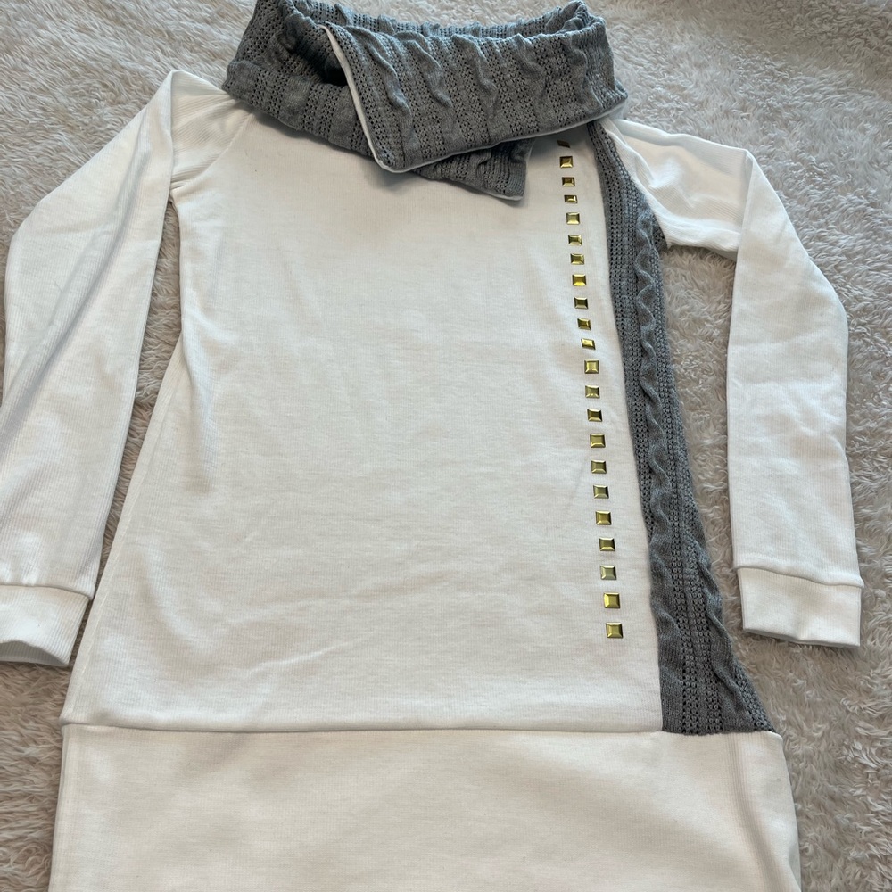 Boutique Women’s White O-neck Long skeeve Sweater with rivets